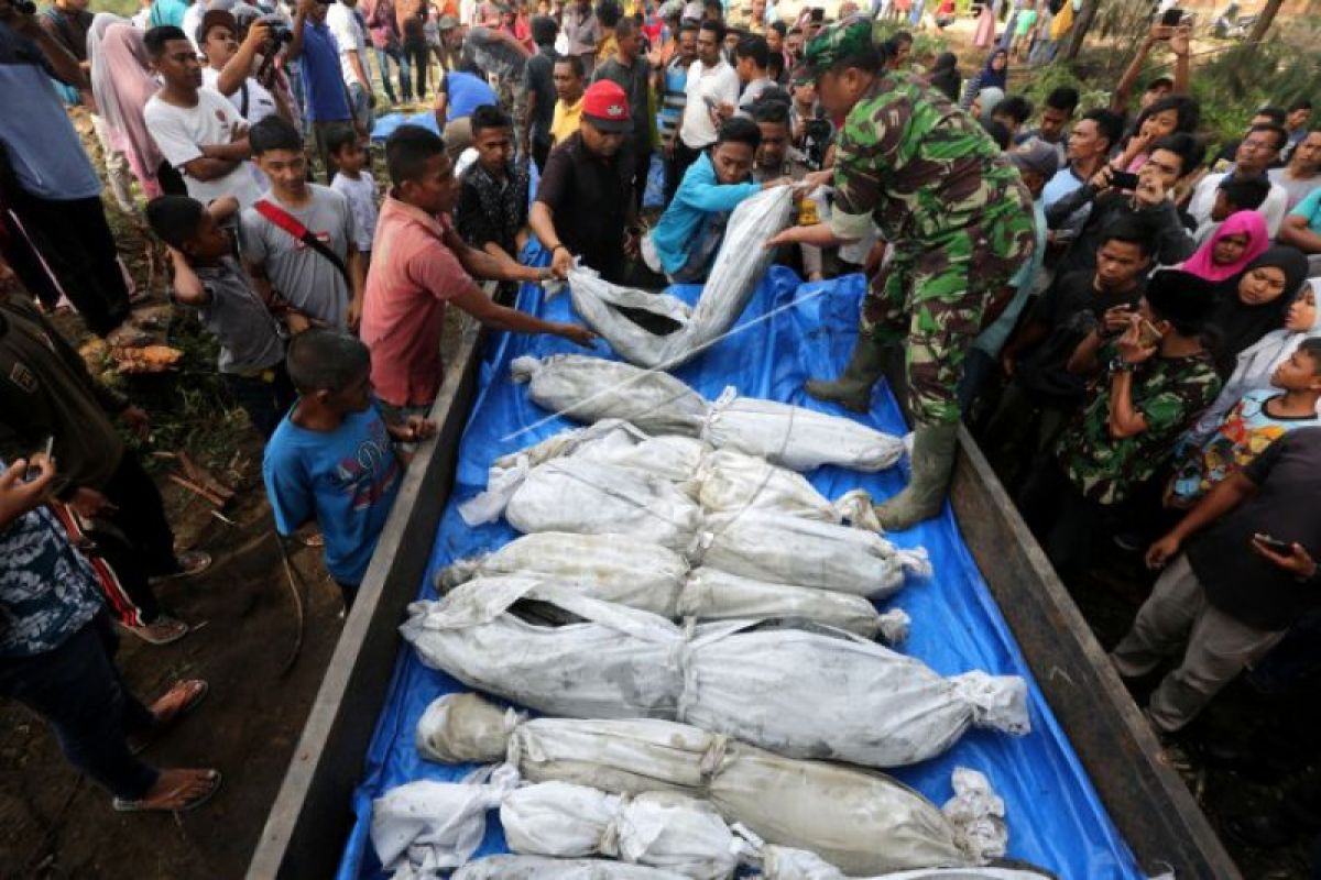 Pemindahan kuburan korban tsunami di Aceh