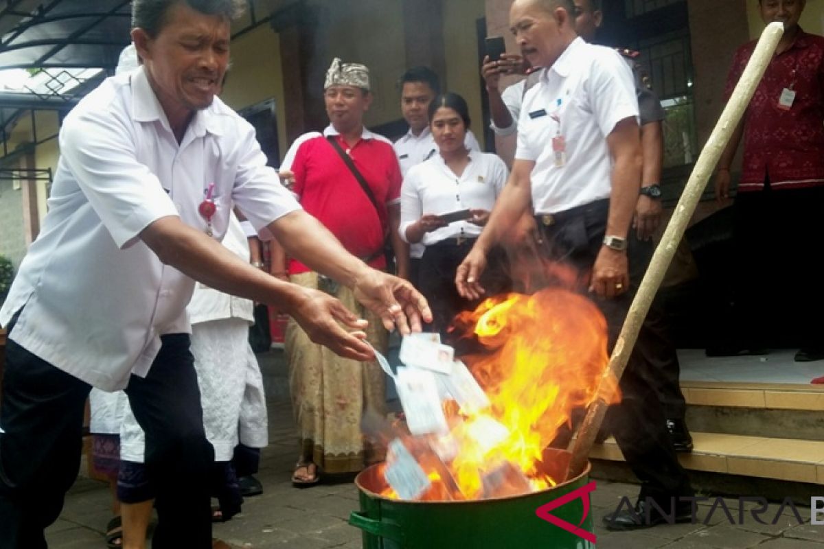 Ribuan KTP rusak di Jembrana dimusnahkan