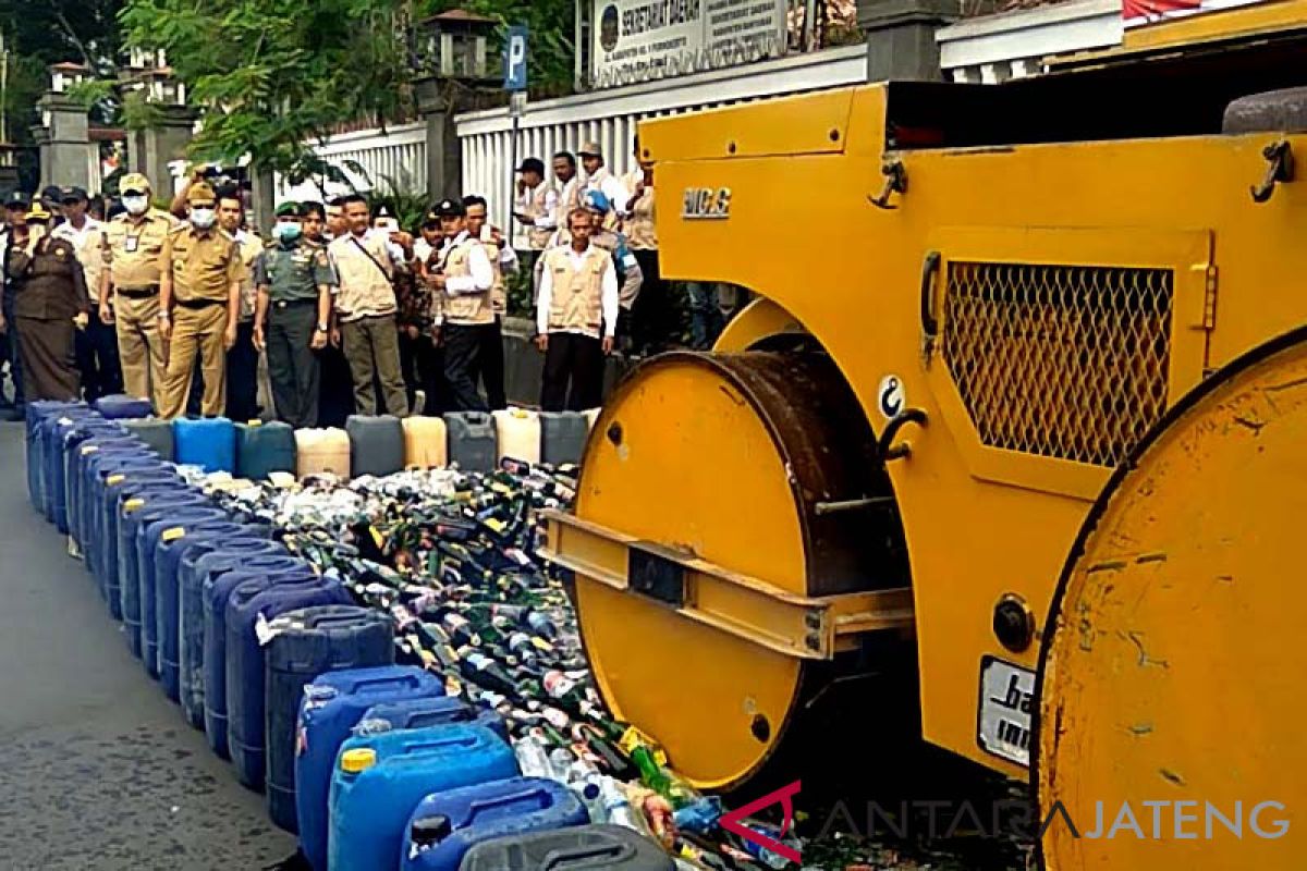 Ribuan botol minuman beralkohol hasil sitaan dimusnahkan di Banyumas (VIDEO)