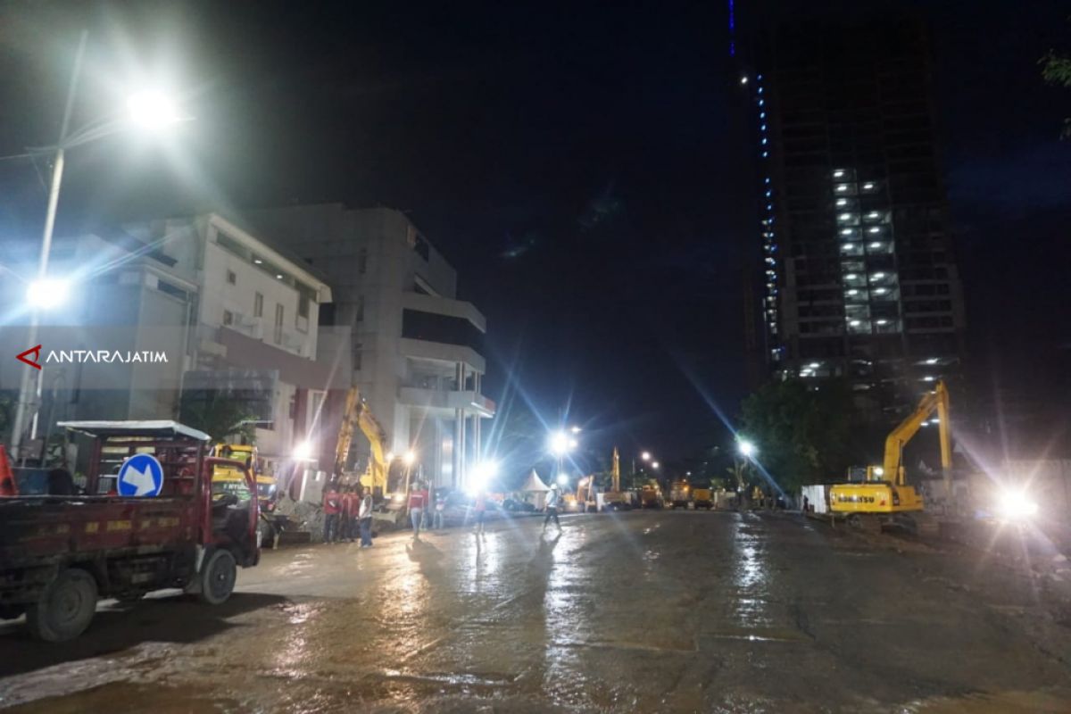 Jalan Ambles di Surabaya Mulai Diaspal