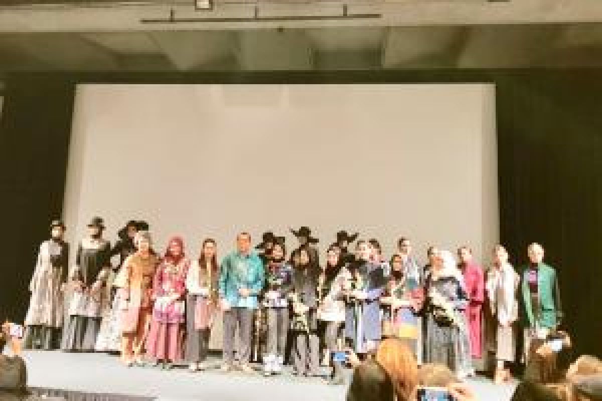 Perancang Busana Promosi Budaya Indonesia di Den Haag