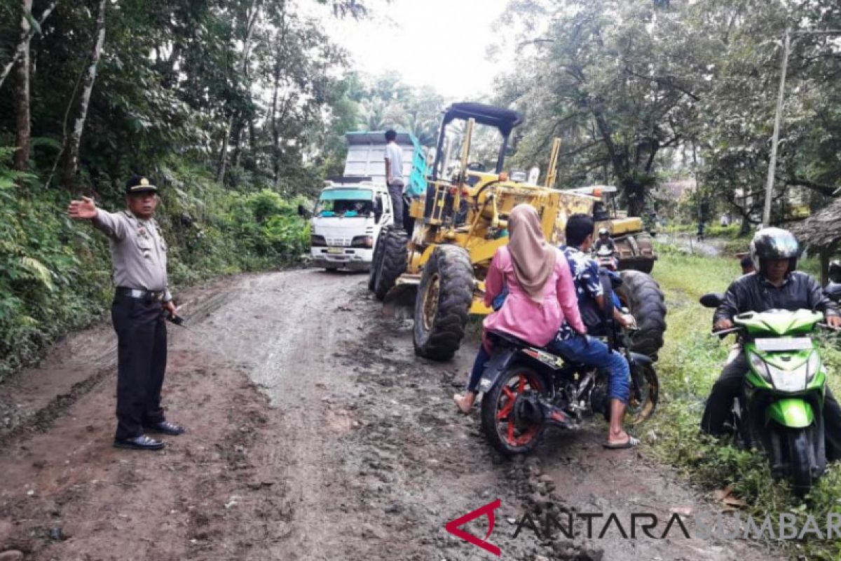 Polres Padang Pariaman-Statika perbaiki jalan alternatif Padang-Bukittinggi