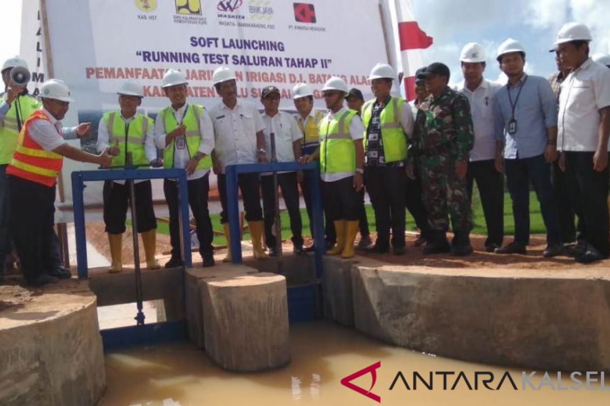 Lauching saluran irigasi Batang Alai menjadi kado HUT HST ke-59