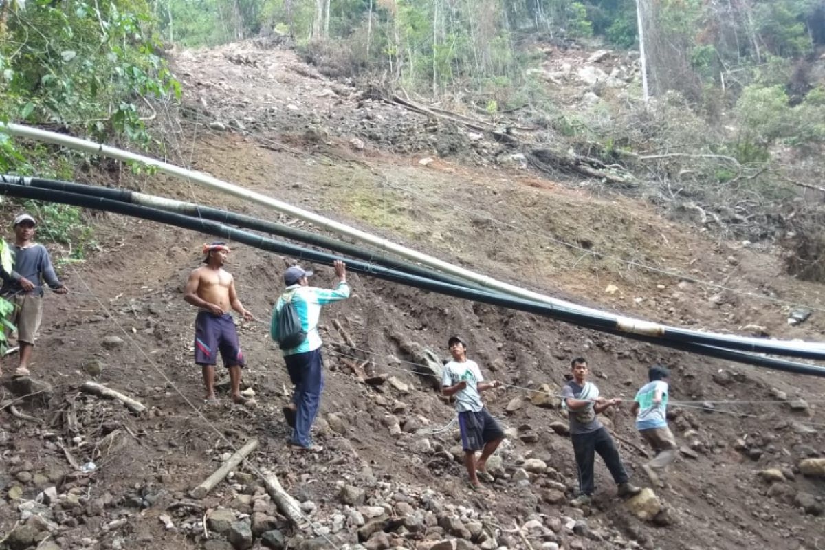 Banjir bandang hanyutkan pipa air warga Dusun Senaru