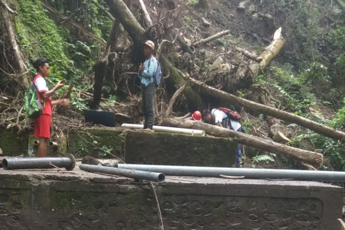 Perjalanan perbaikan pipa air di kaki Gunung Rinjani