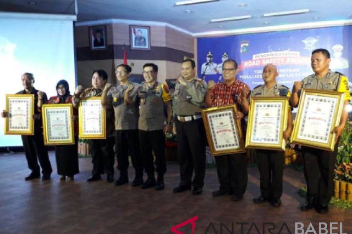 Polda Babel berikan penganugerahan Road Safety Award kepada instansi-tokoh masyarakat