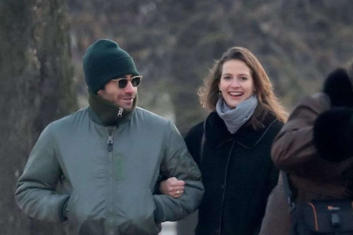 Jake Gyllenhaal dan Jeanne Cadieu tengah menikmati suasana di Paris