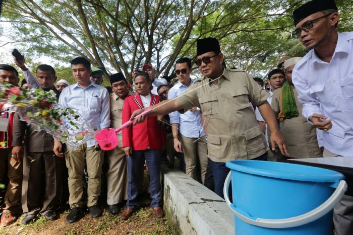 Prabowo ziarahi kuburan massal korban tsunami di Aceh