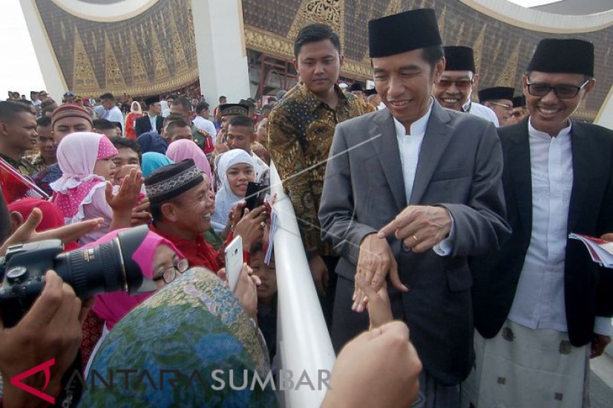 Menguji pertaruhan terakhir Jokowi di Ranah Minang