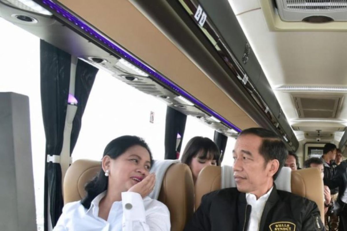 Presiden Jokowi naik bus jajal Tol Trans Jawa hingga Kendal