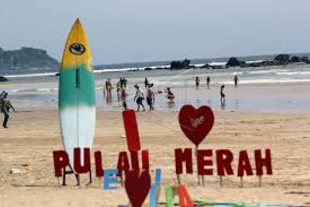 BUMN kembangkan Pantai Pulau Merah di Banyuwangi