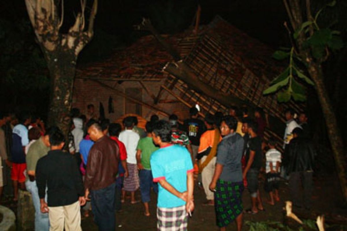Belasan luka, balita di Cirebon meninggal diterjang puting beliung