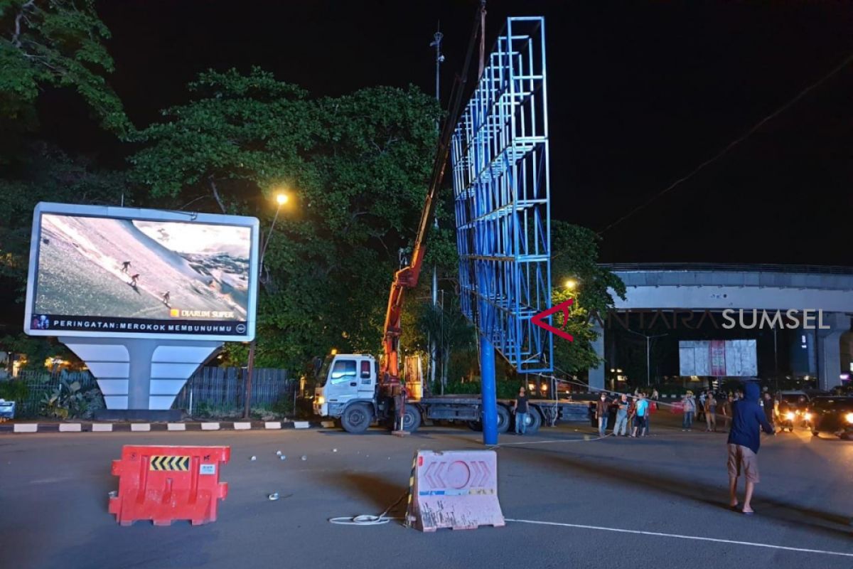 Pemkot Palembang bongkar 9 reklame ilegal