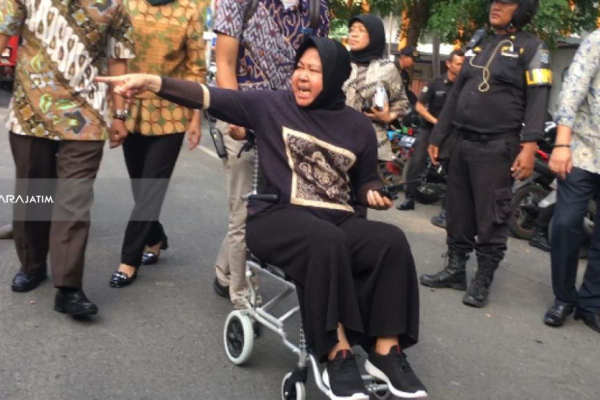 Risma Marah saat Pantau Pemulihan Jalan Raya Gubeng Ambles (Video)