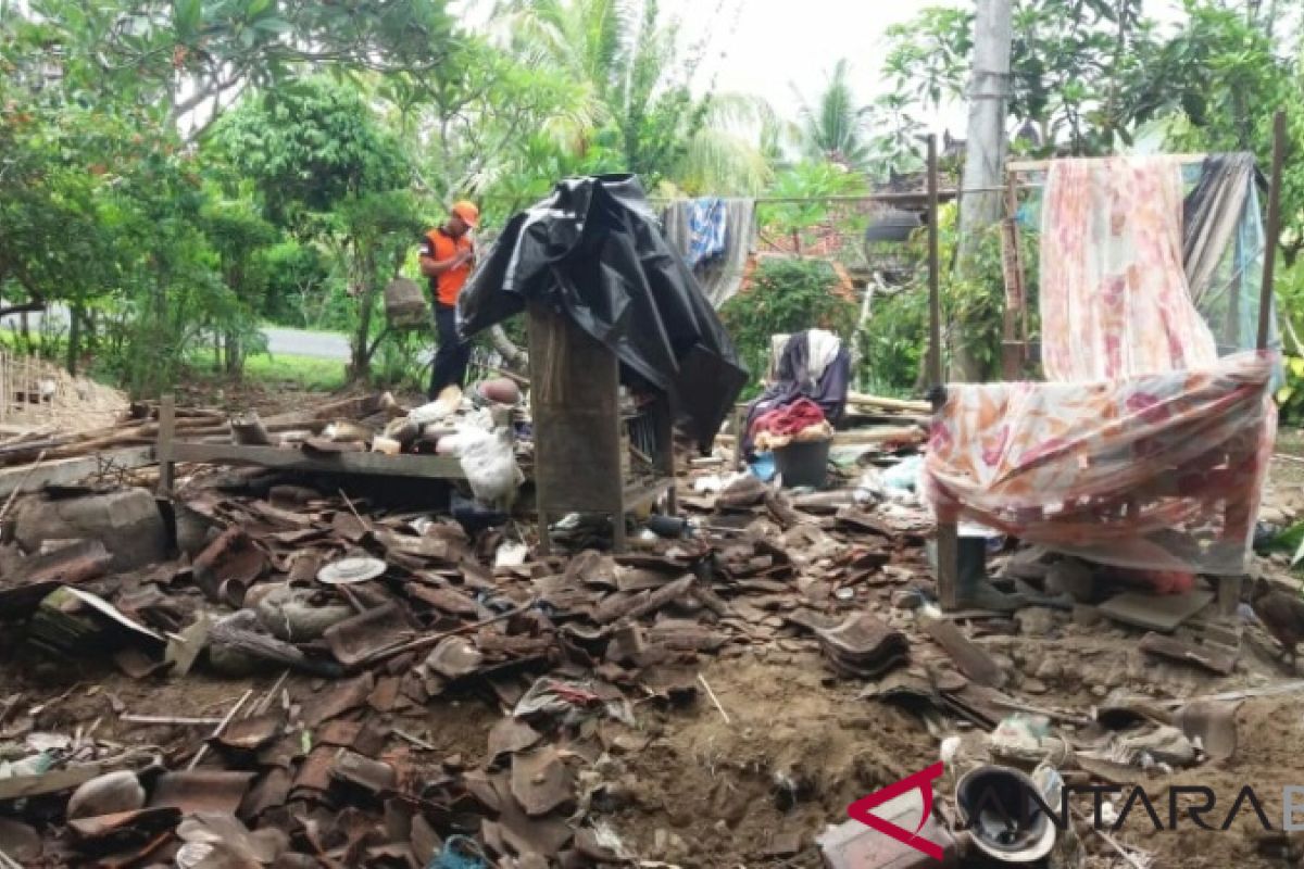 Satu rumah warga Jembrana roboh akibat hujan