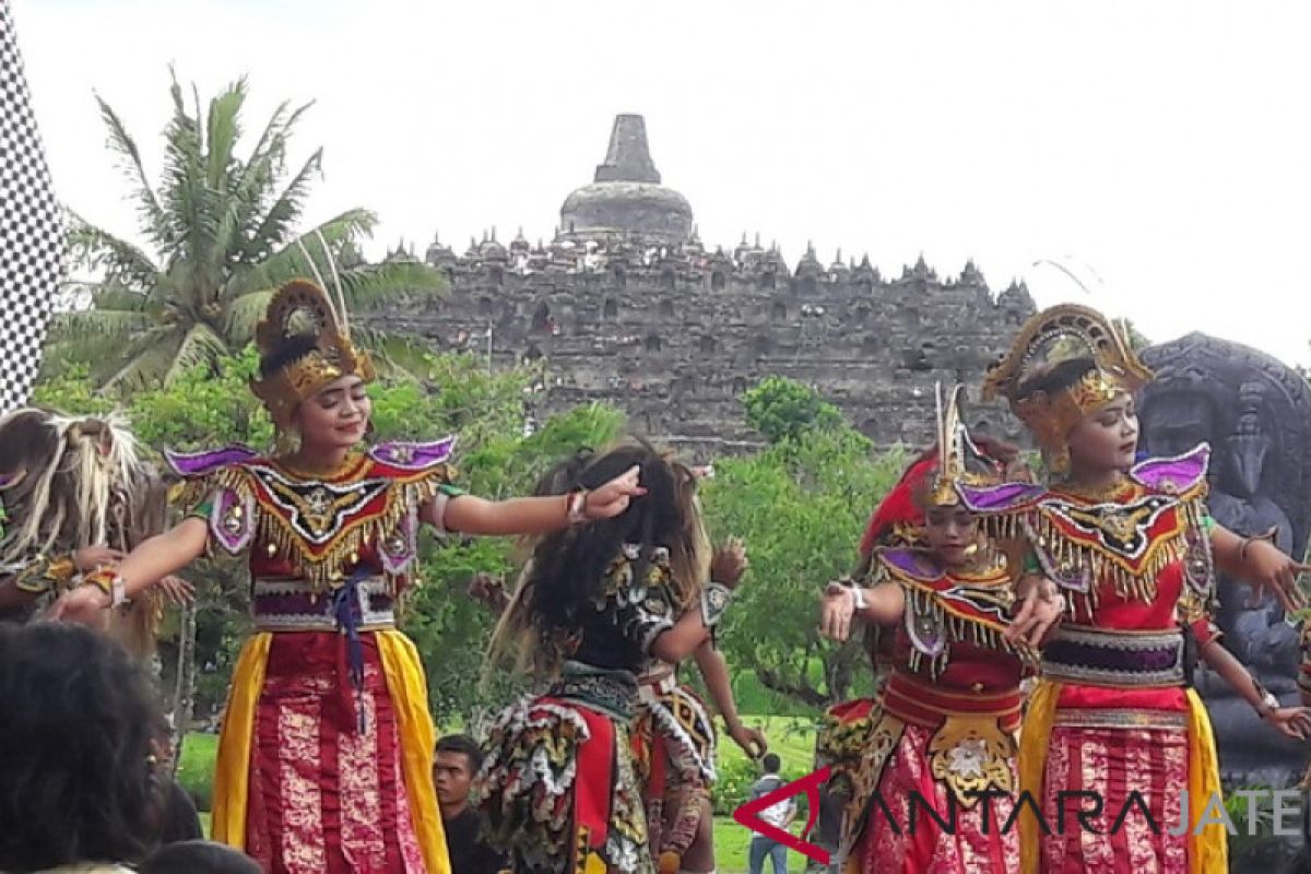 Tari Kidung Karmawibangga hibur pengunjung Borobudur