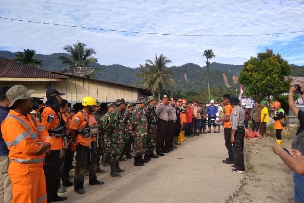 Puluhan personel terus lakukan pencarian korban banjir Dairi