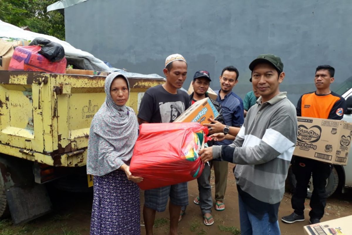 Warga Komplek TMI  Salurkan Bantuan Bagi Korban Tsunami Di Sumur