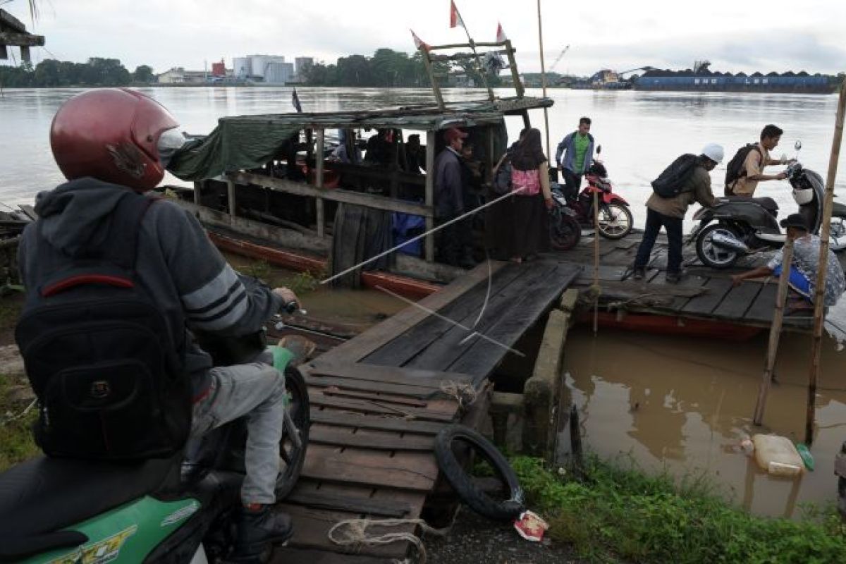 Jasa penyeberangan motor Sungai Batanghari