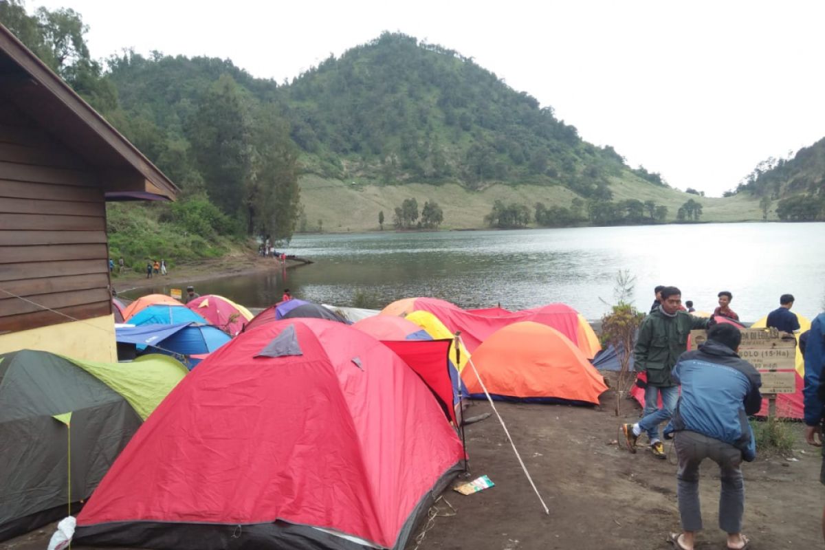 Ratusan Pendaki Nikmati Pergantian Tahun di Gunung Semeru