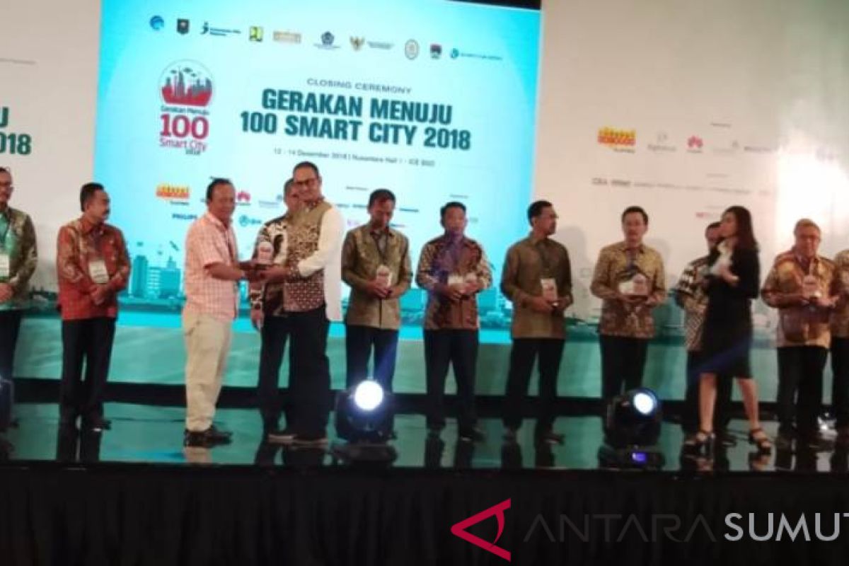 Pemkab Deliserdang terima penghargaan Gerakan 100 Smart City