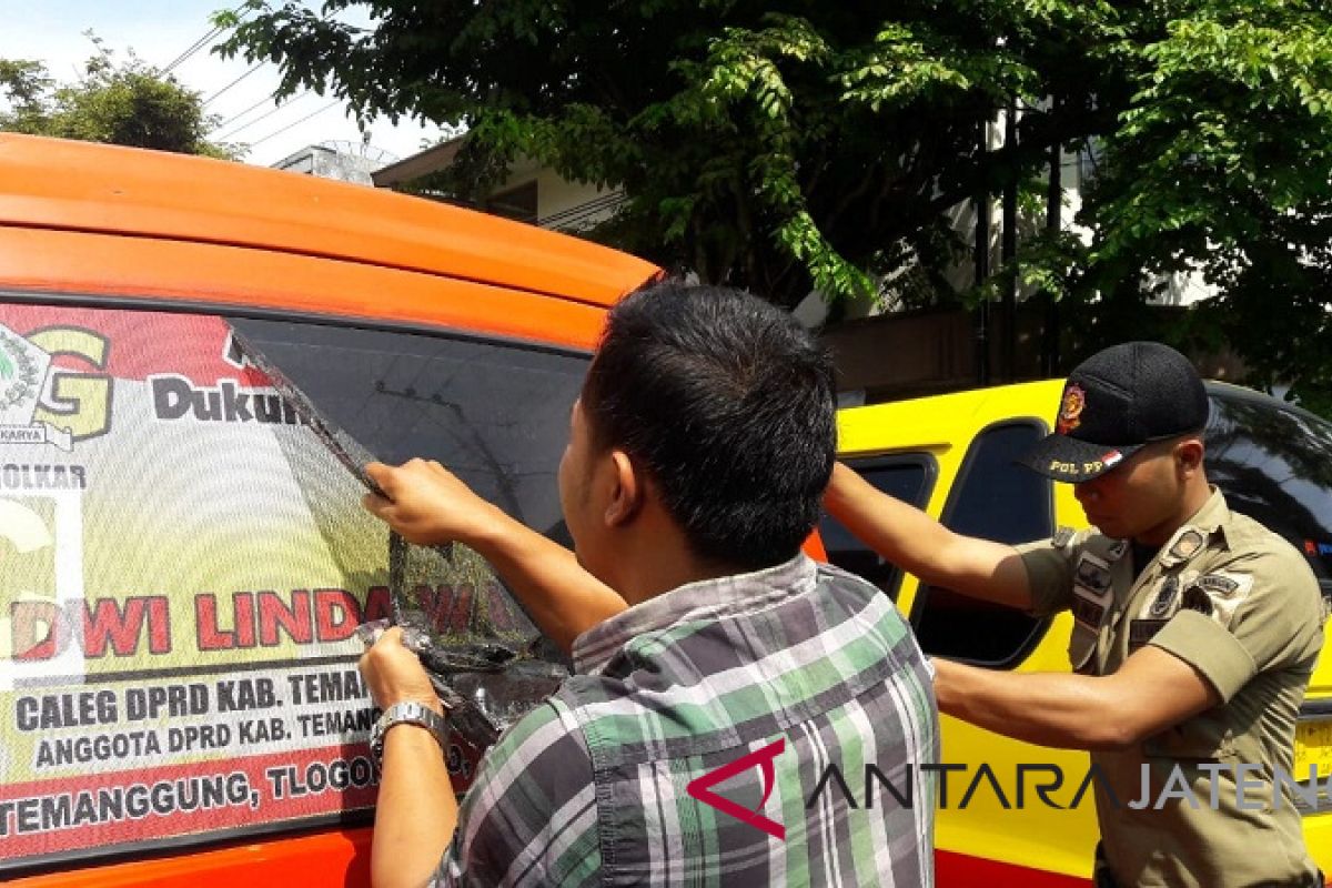Petugas lucuti stiker politik pada angkutan Temanggung
