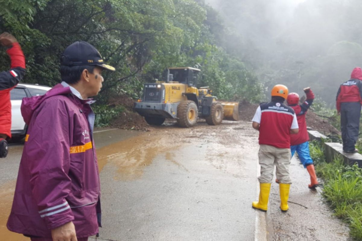 Dua alat berat dikerahkan bersihkan material longsor di Sitinjau Laut