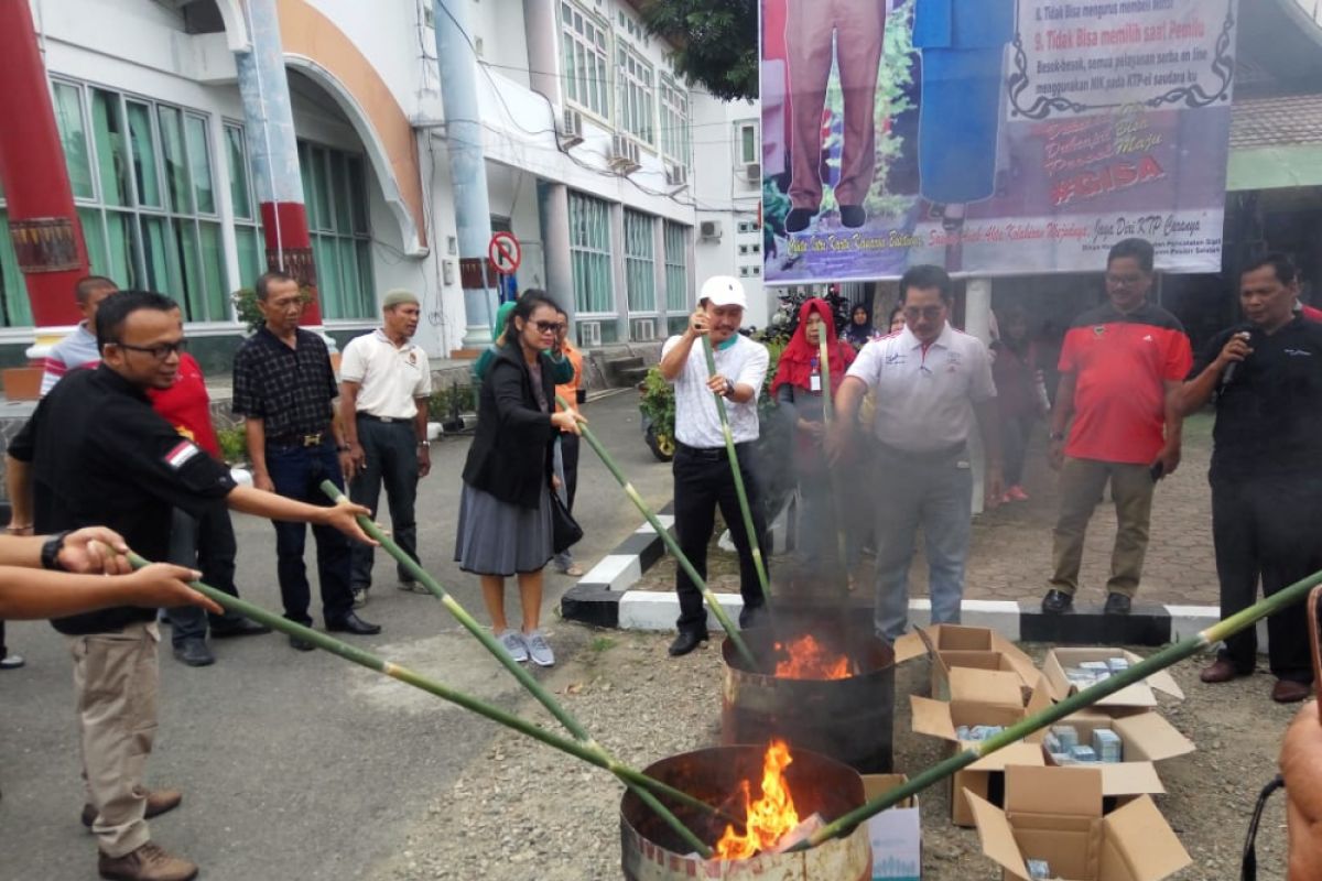 14.750 keping KTP-E rusak di Pesisir Selatan dimusnahkan