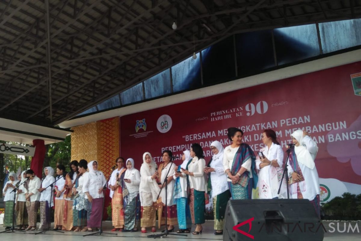 Peringati puncak hari ibu, istri-istri menteri nyanyikan lagu Bunda di Bukittinggi