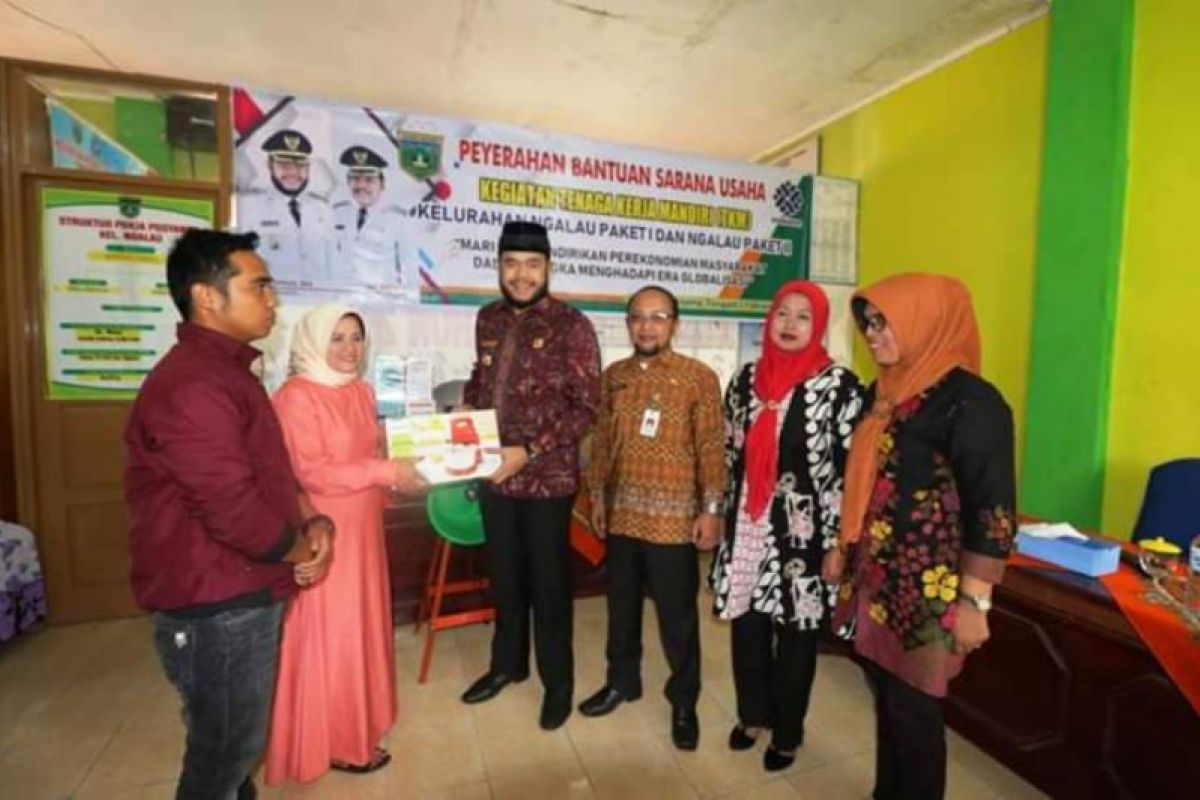 Tenaga kerja mandiri terima bantuan sarana usaha