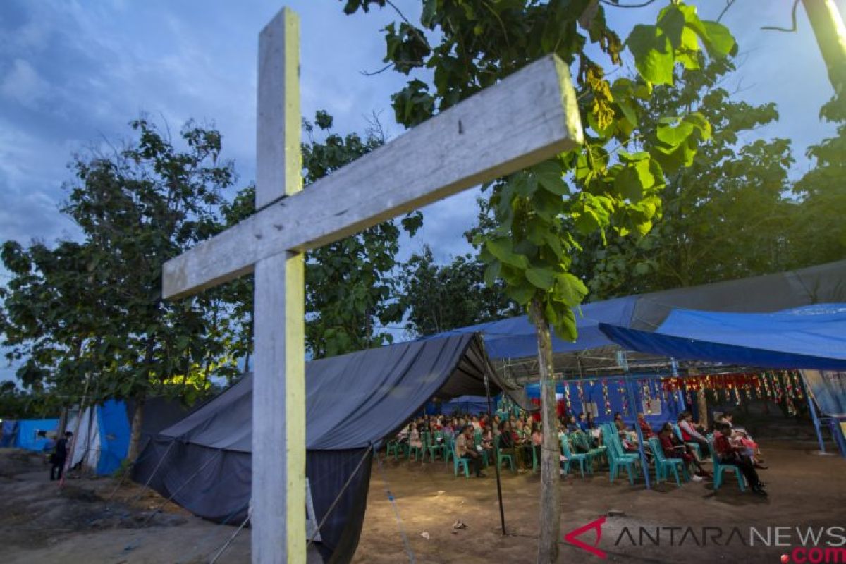 Umat Kristiani ibadah Natal di tenda darurat