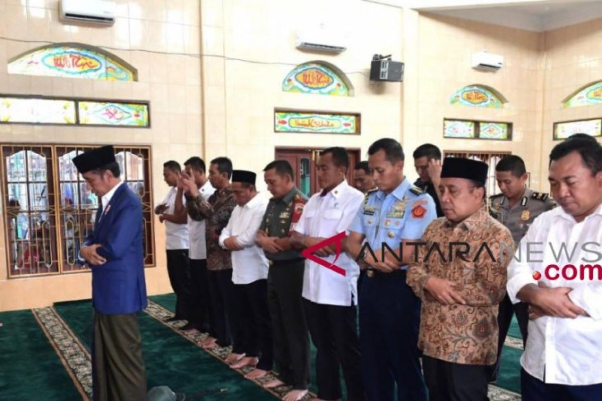 Presiden Jokowi jadi imam salat di Binjai