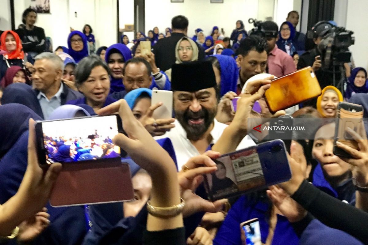 Surya Paloh Jadi Rebutan Swafoto Caleg Perempuan NasDem