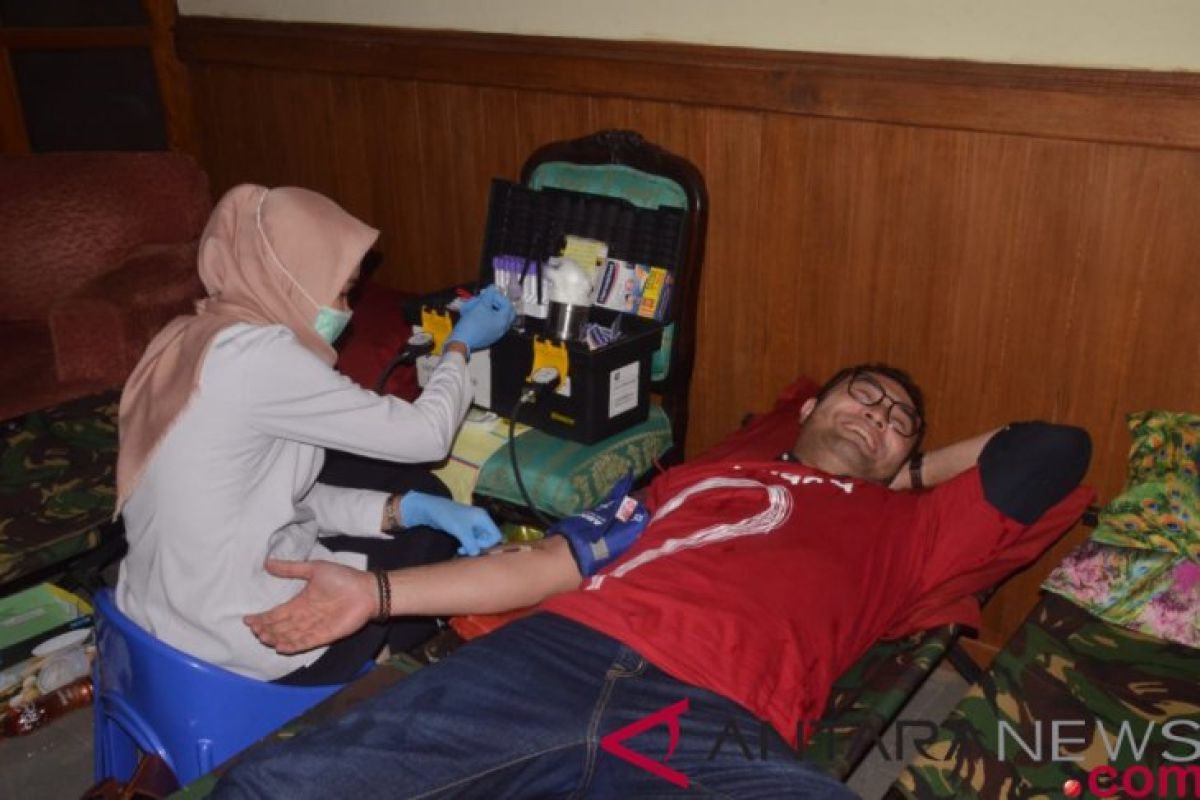 Takut jarum suntik,  Surya Saputra tetap donor darah