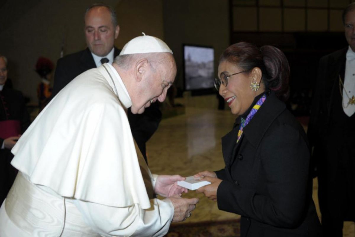 Menteri Susi Pudjiastuti bertemu Paus Fransiskus di Vatikan
