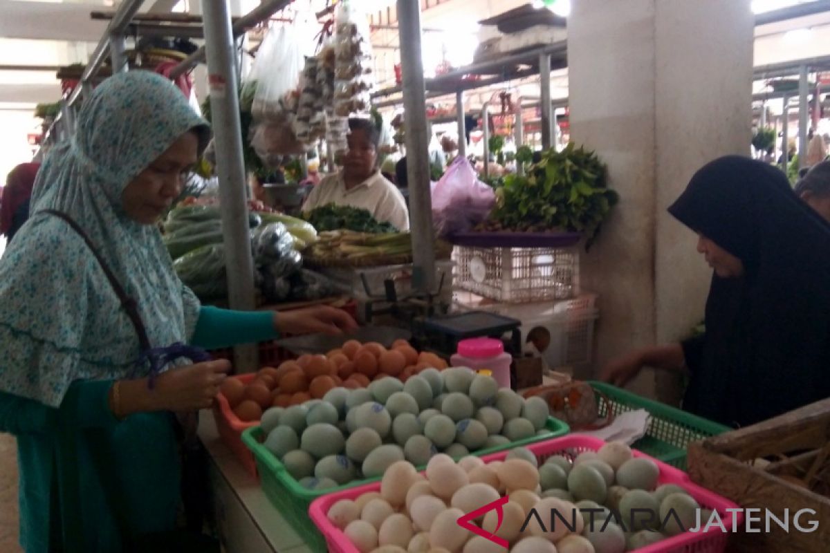 Harga telur ayam ras di Purwokerto berangsur turun