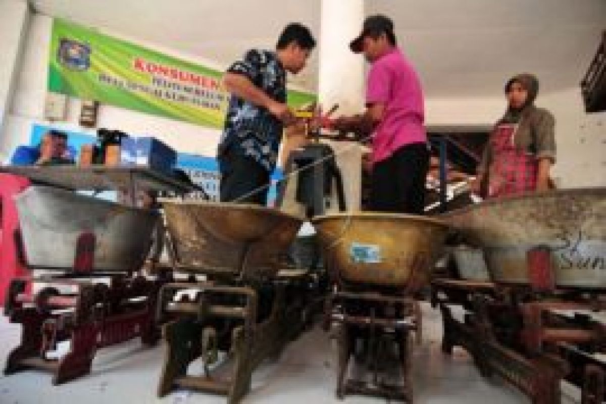 Majene beri bantuan UTTP kepada pedagang pasar