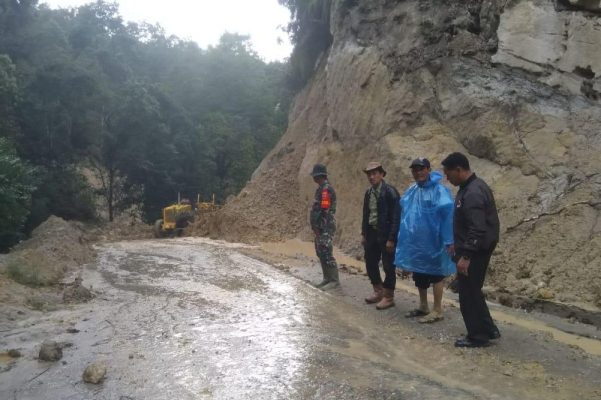 TPL kerahkan alat berat bantu evakuasi longsor di Kecamatan Parmonangan