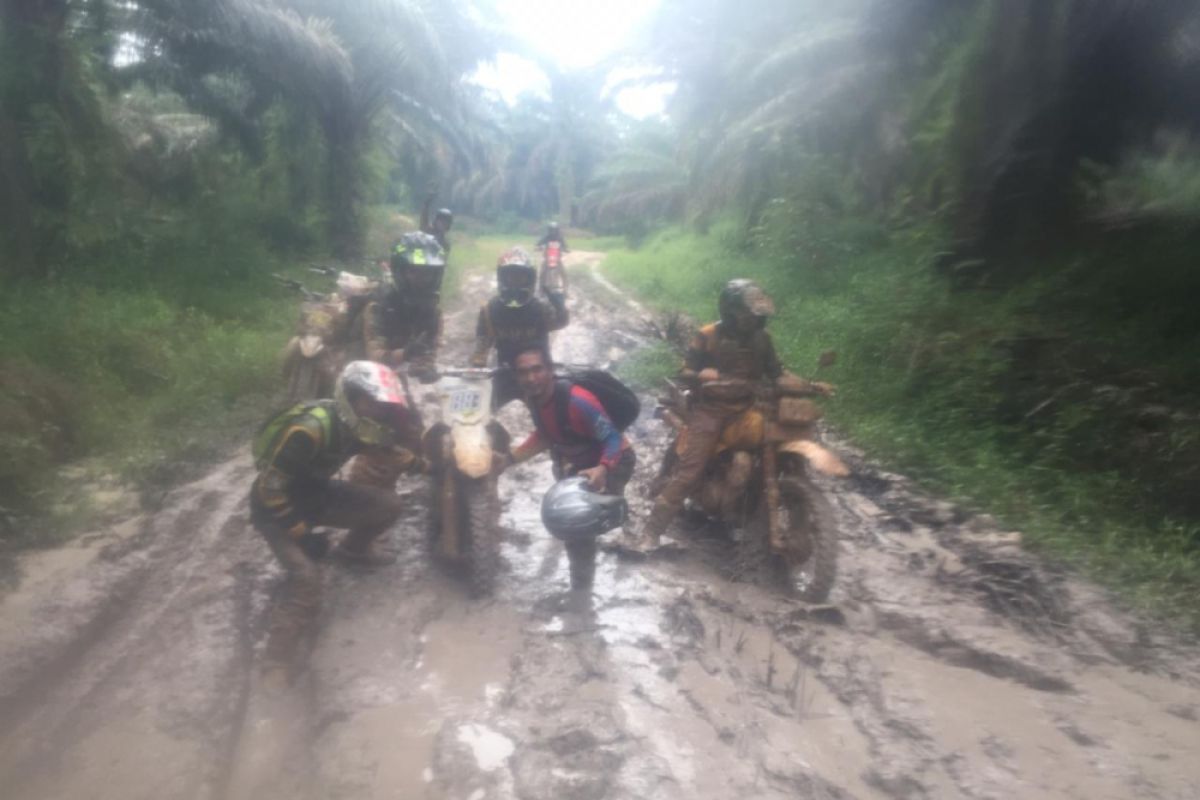 Ratusan pengendara trail menyusuri Sekadau meriahkan HUT Pemkab