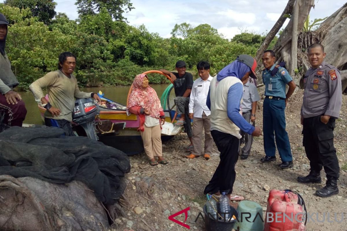 Tim gabungan sanksi kapal pengguna trawl di Mukomuko