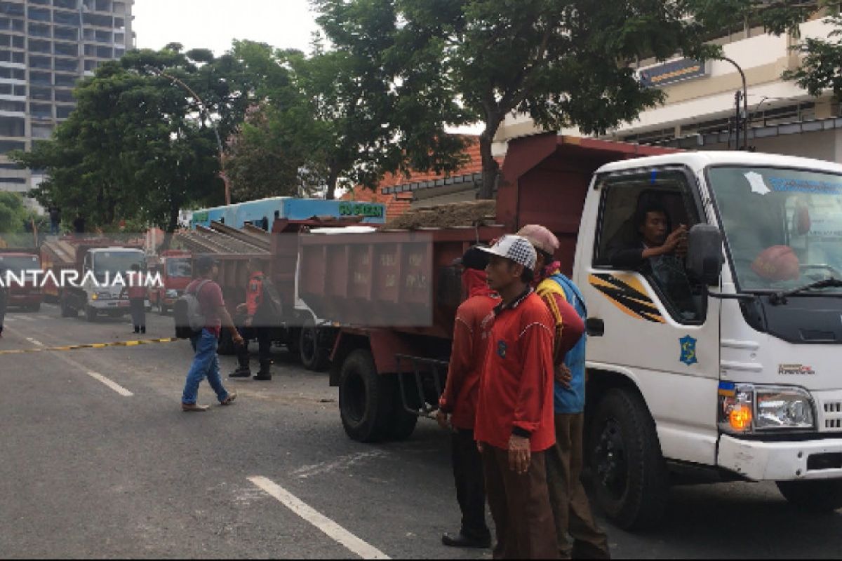 Dishub : Proses Pengurukan Jalan Ambles di Surabaya Berjalan Lancar