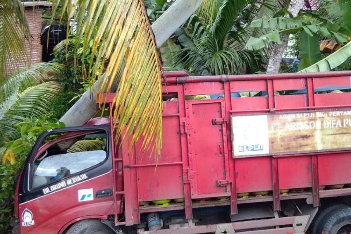 Truk bermuatan 560 tabung elpiji tabrak tiang listrik