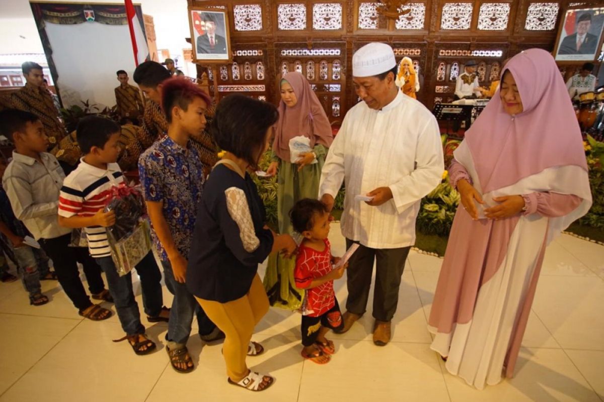 Wali Kota Magelang berbagi dengan anak yatim