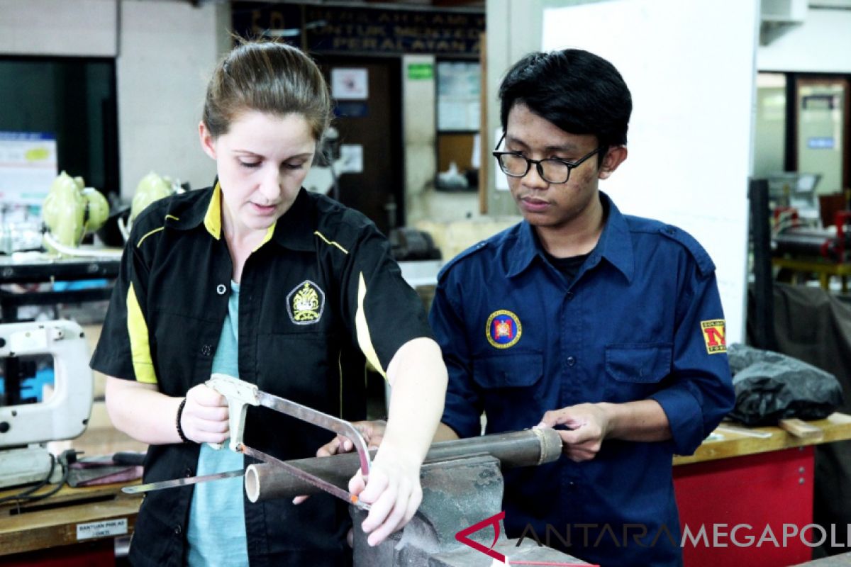 Mahasiswa Jerman belajar bambu di Universitas Pancasila