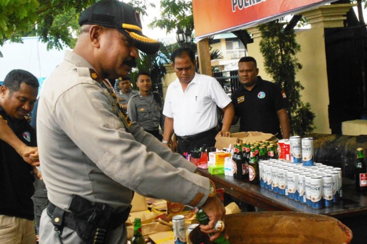 Polres Biak Numfor musnahkan seribuan botol minuman beralkohol