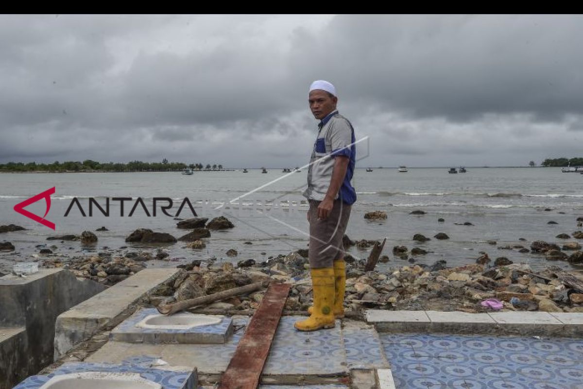 Waspada dan hindari pesisir pantai radius 1 kilometer