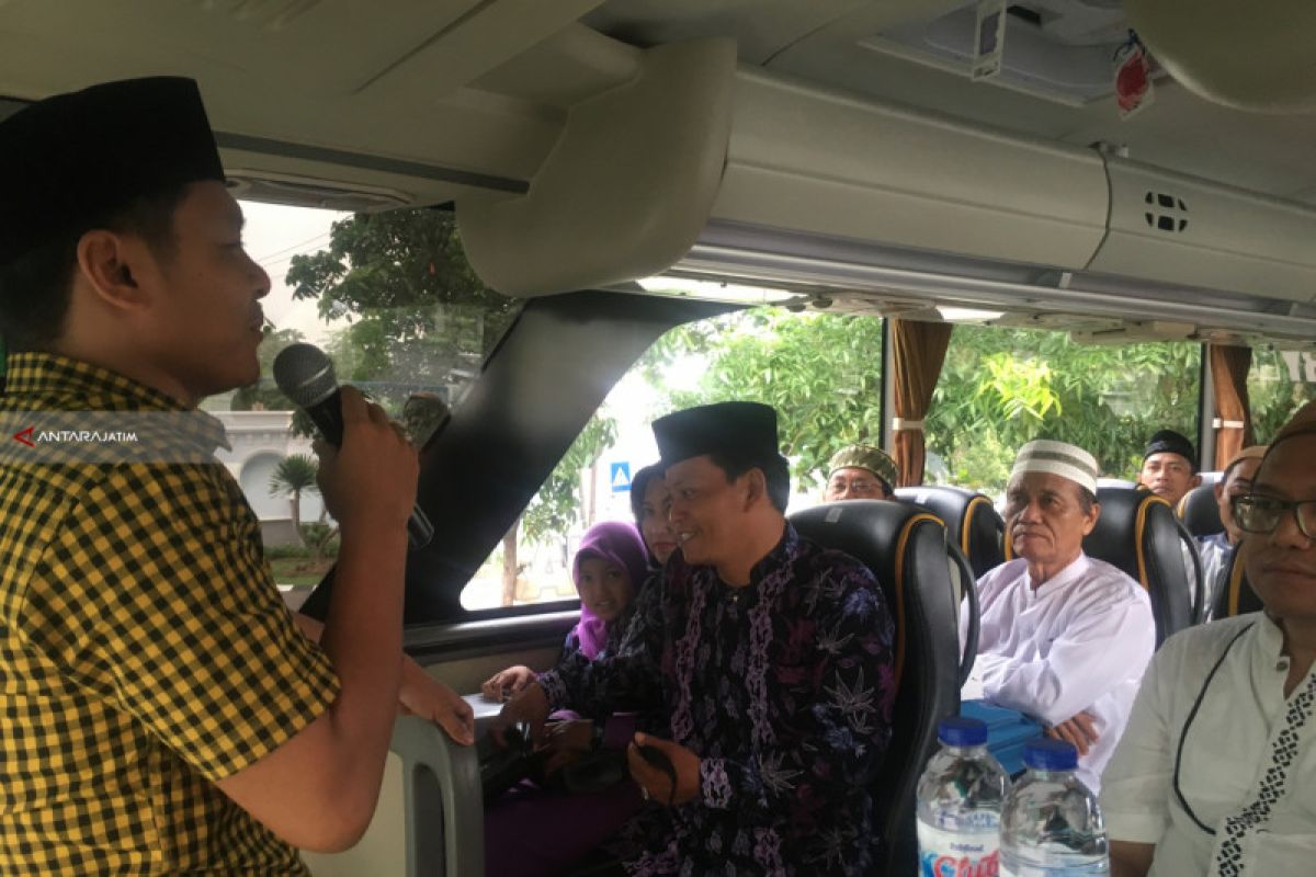 Caleg Golkar Berangkatkan Warga Kota Surabaya Ziarah Wali