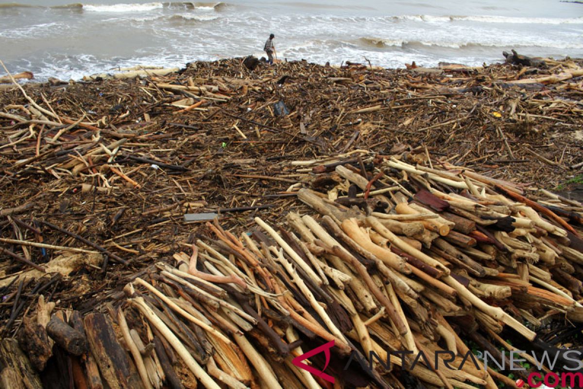 Pantai Tanjung Bayang dibersihkan komunitas pegiat sampah di Makassar