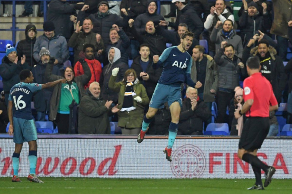 Cukur klub kasta empat, Tottenham  melaju ke putaran keempat