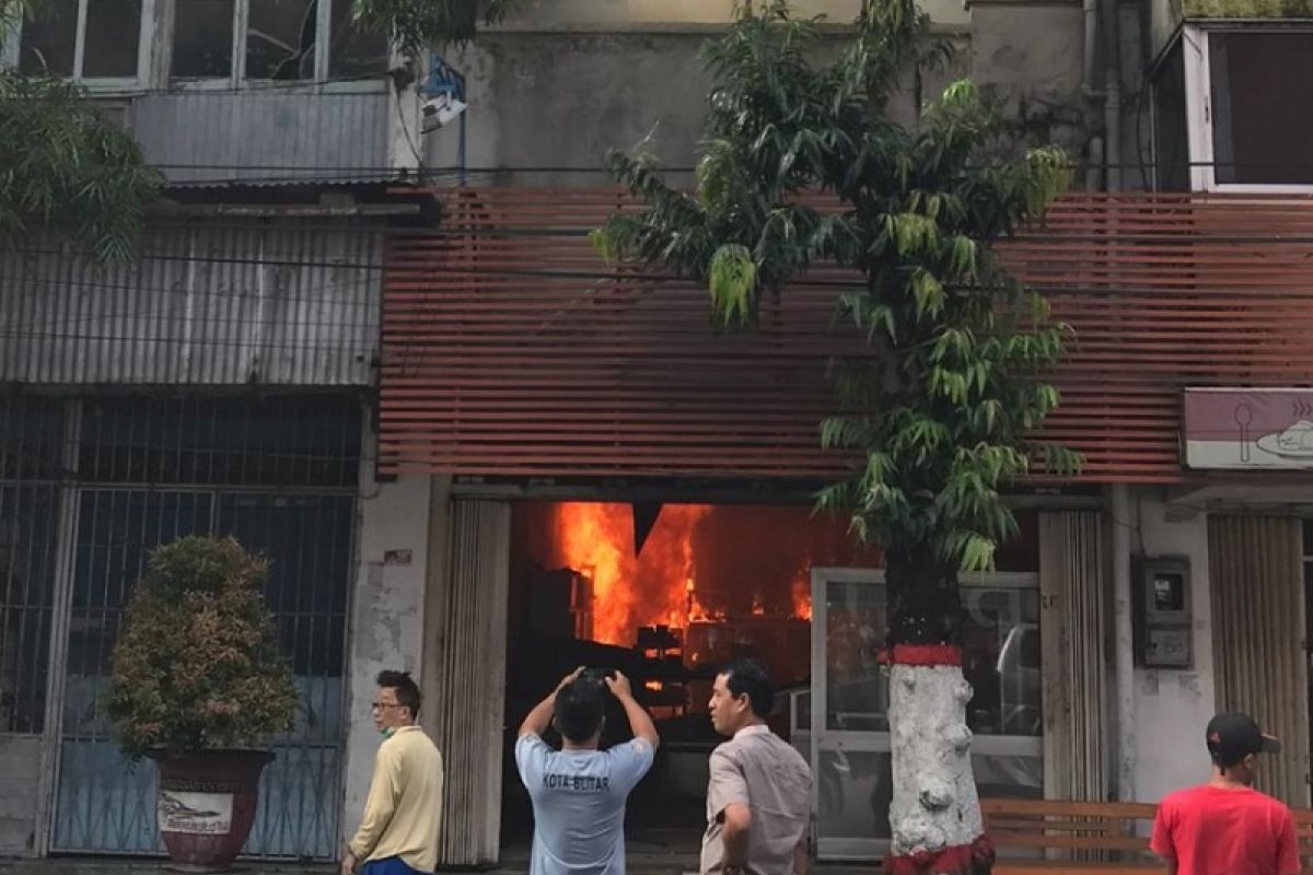 Rumah Makan di Blitar Ludes Terbakar